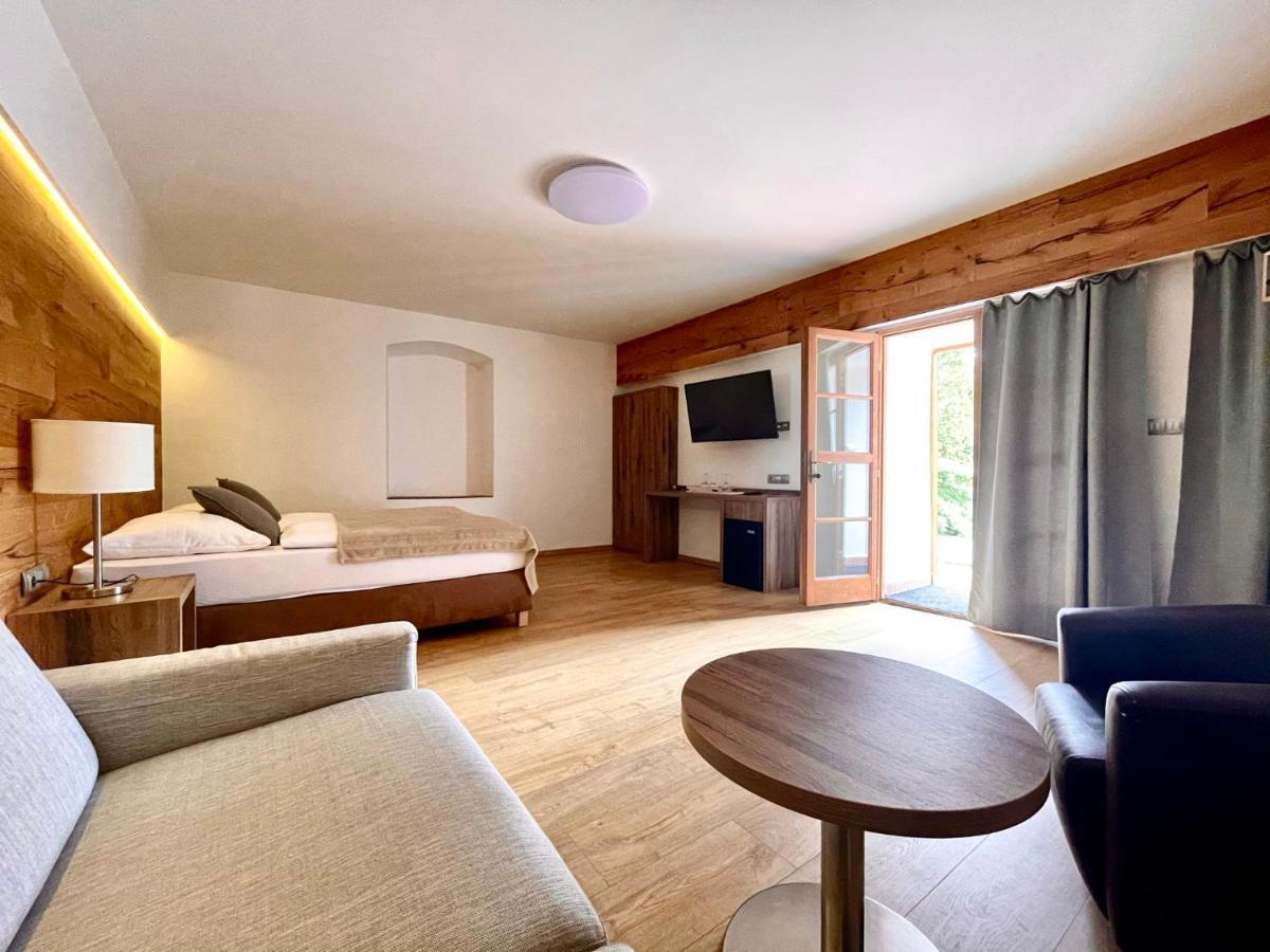 Hotel Dvur Pecinov Benesov (Central Bohemian)