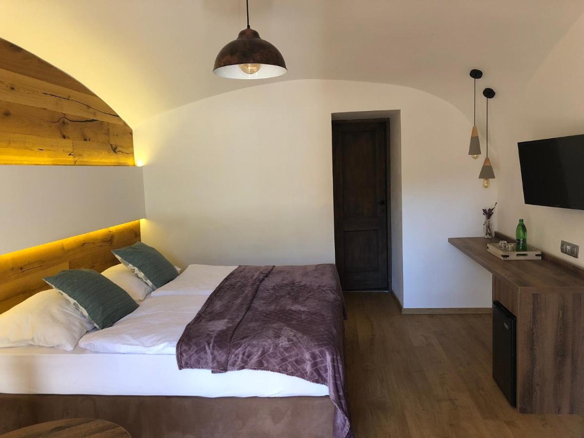 Hotel Dvur Pecinov 4*