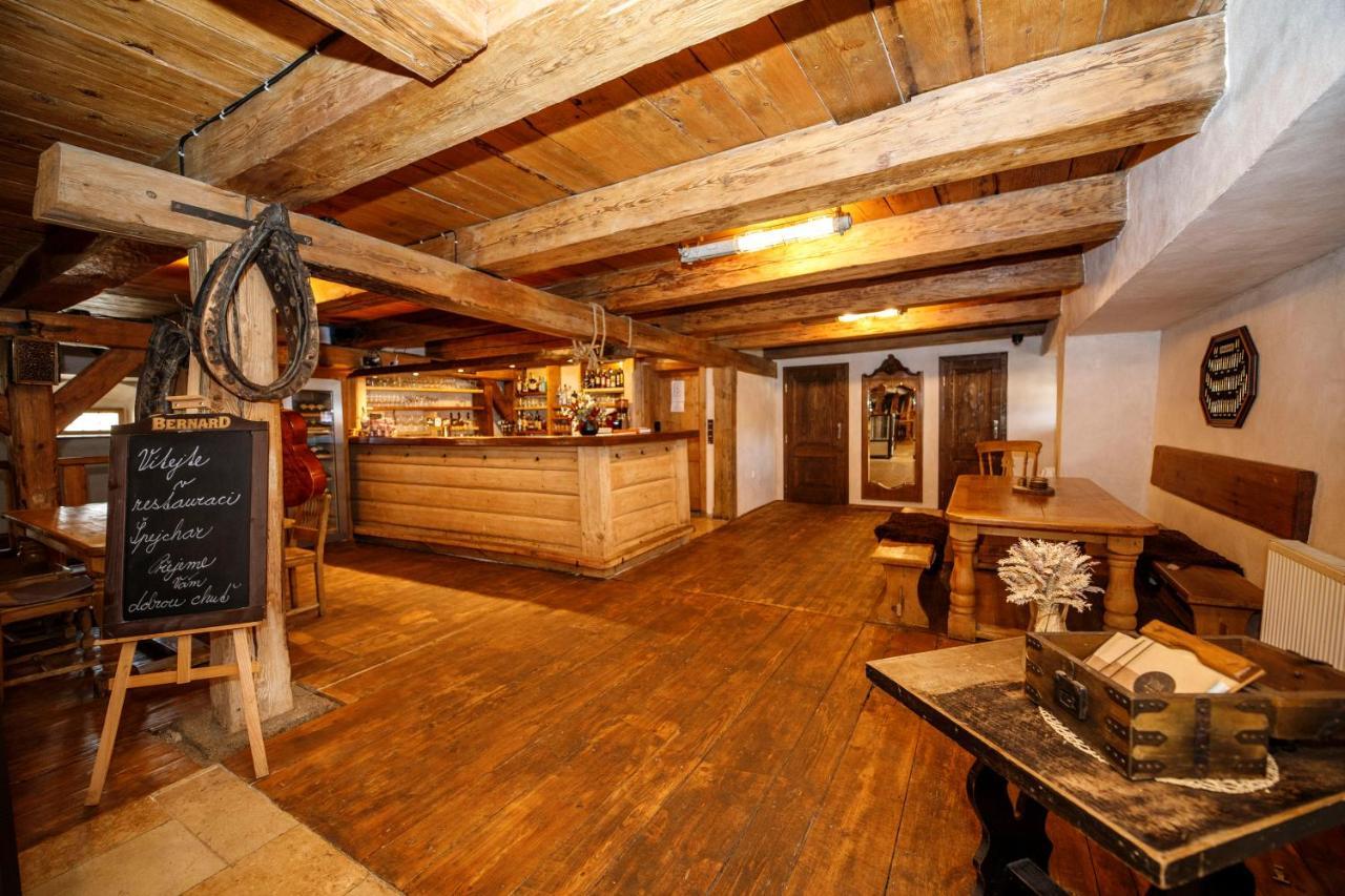 Dvur Pecinov Hotel