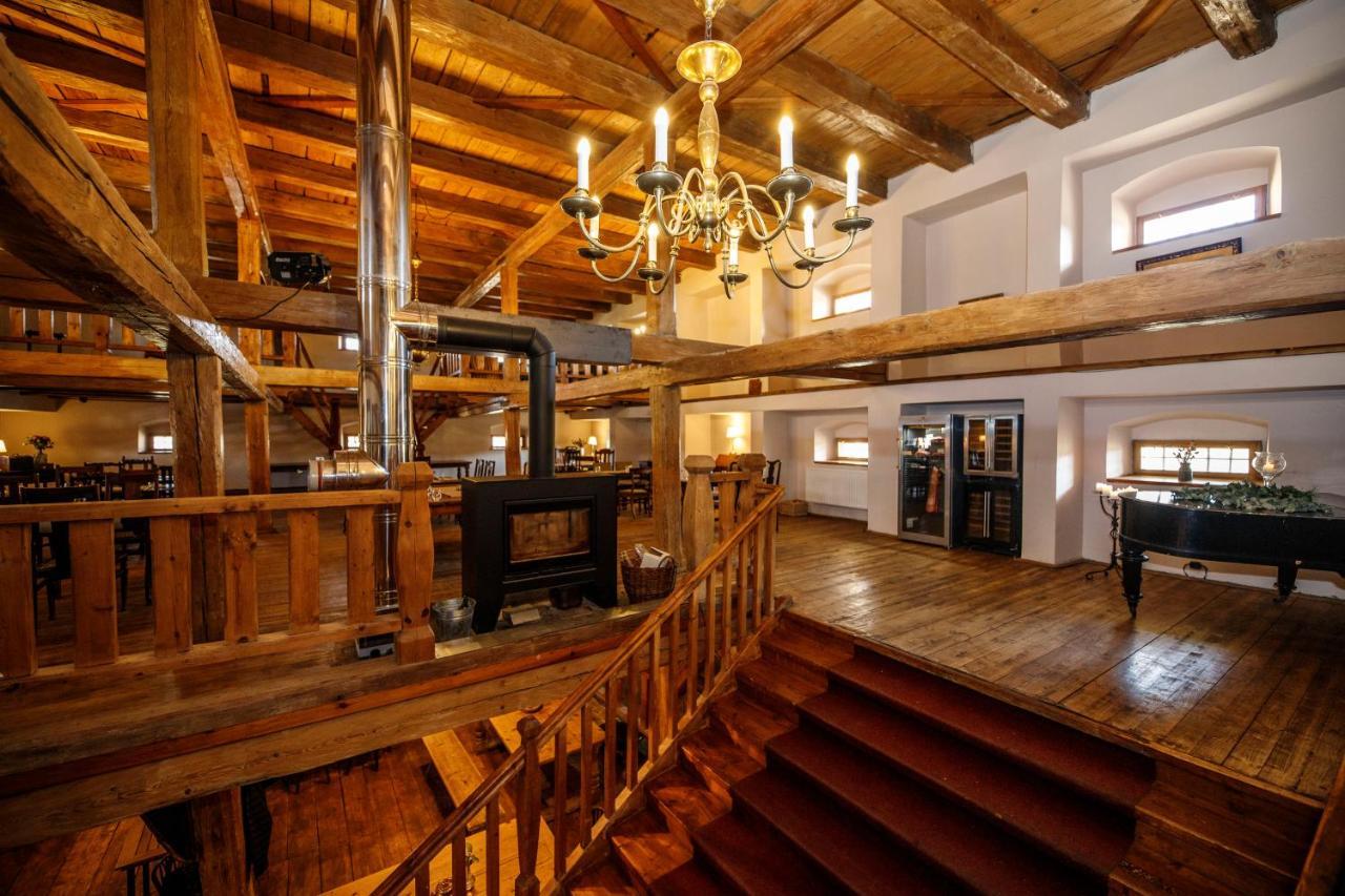 Dvur Pecinov Hotel