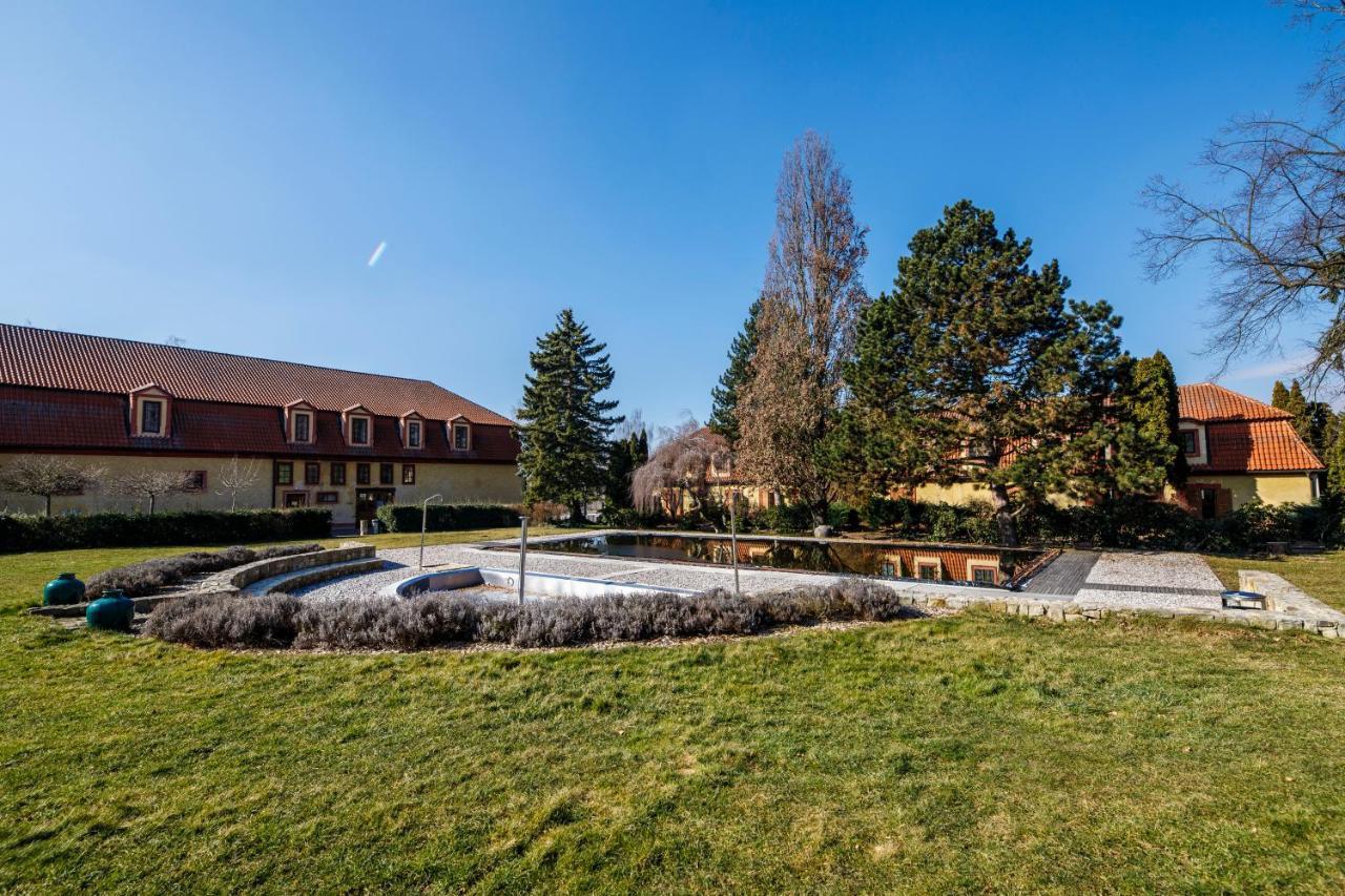 Dvur Pecinov 4*