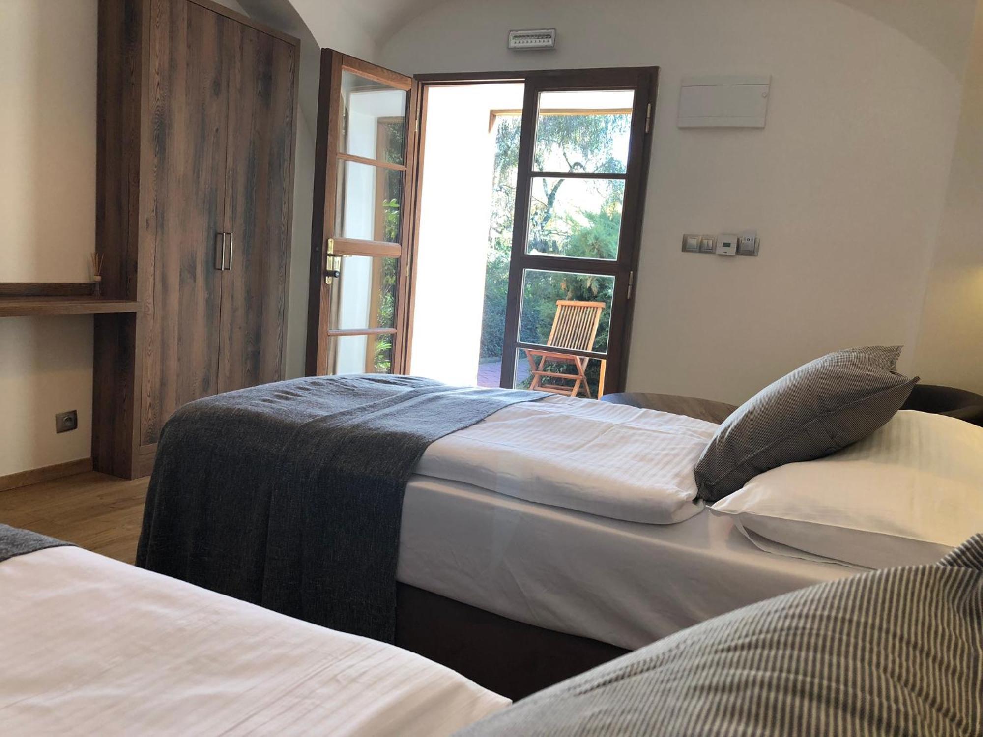 Dvur Pecinov Hotel