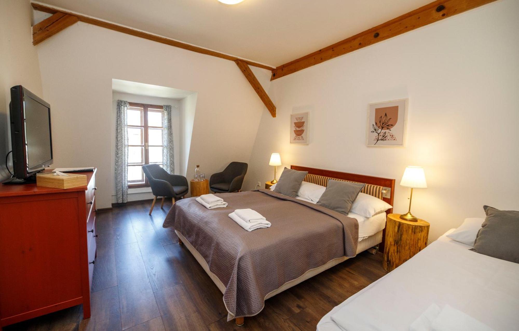 Dvur Pecinov Hotel