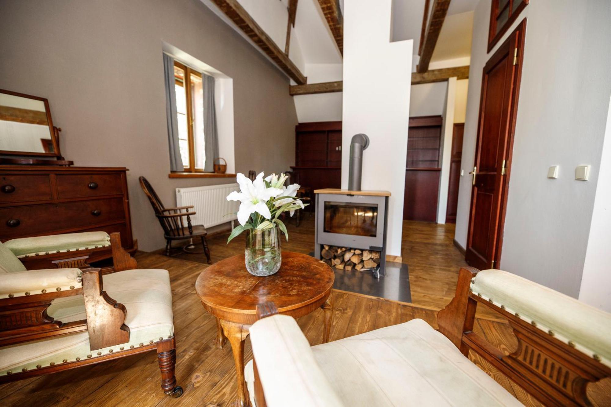 Dvur Pecinov Hotel