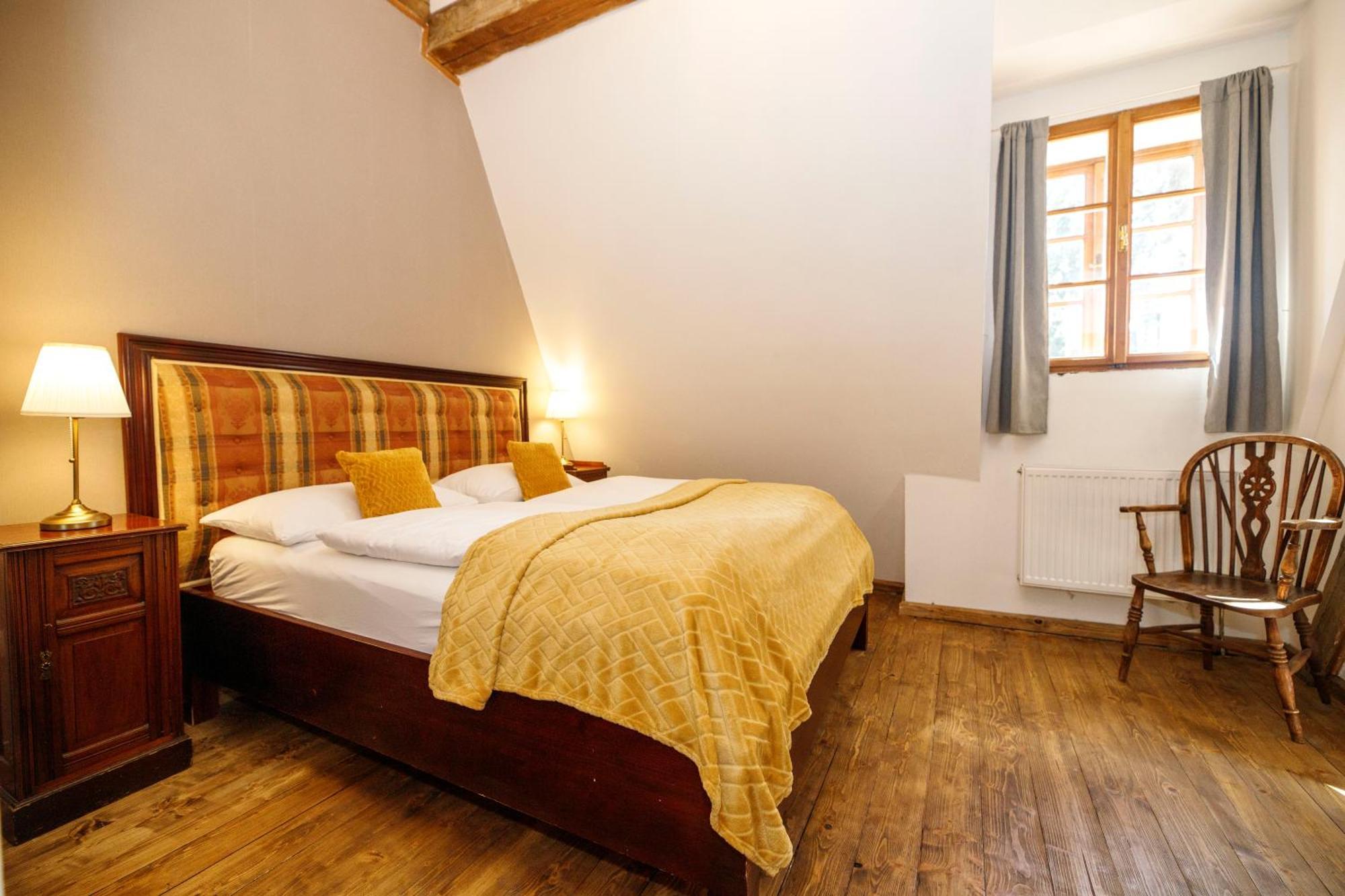 Dvur Pecinov 4*