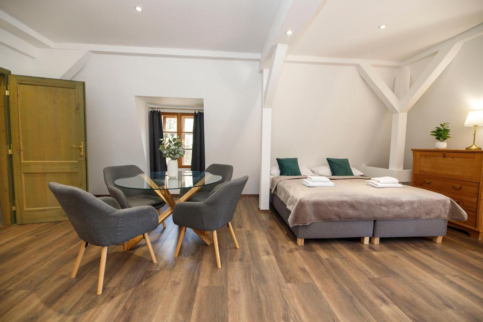 Dvur Pecinov Hotel 4*