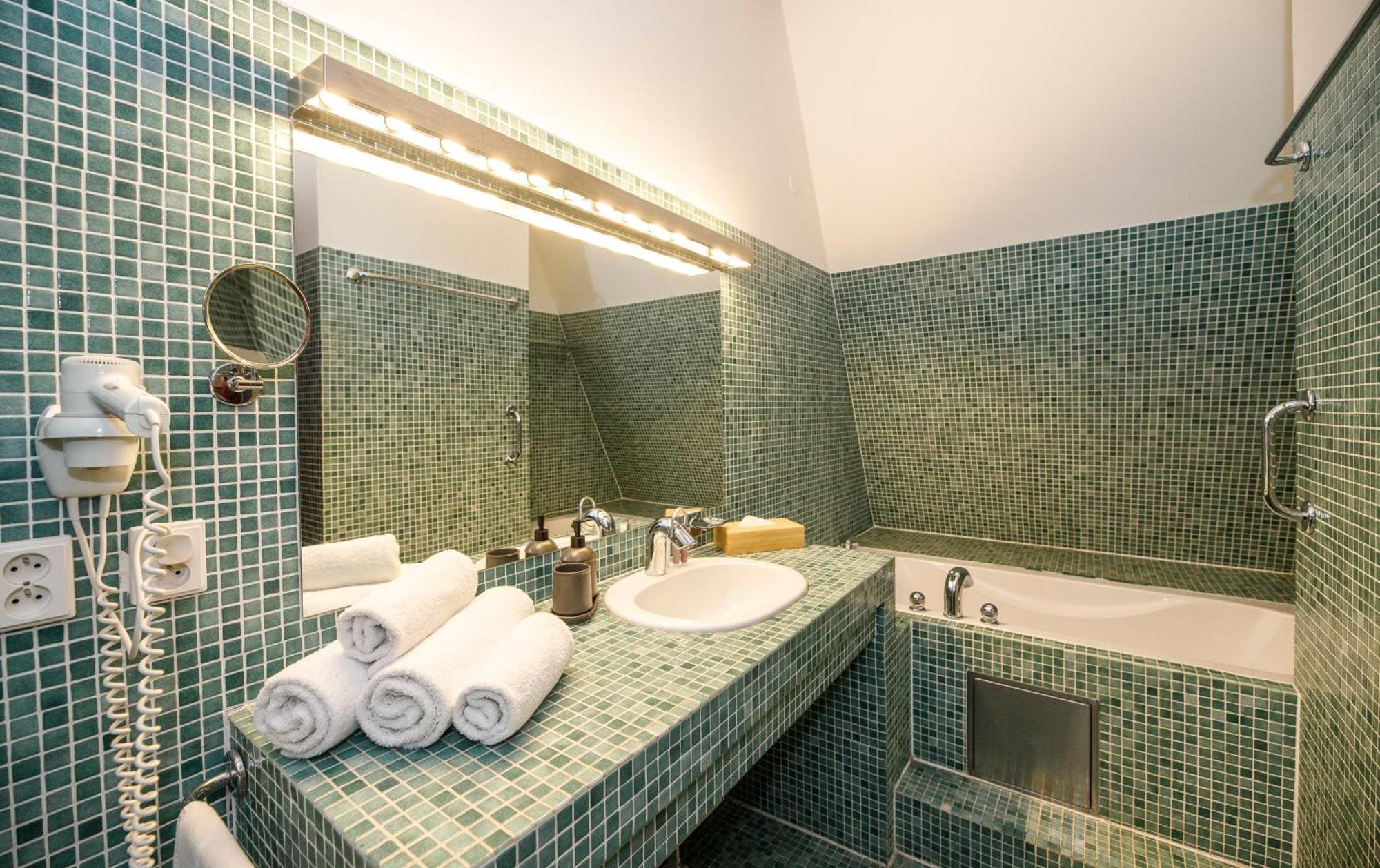 Dvur Pecinov Hotel Benesov (Central Bohemian)