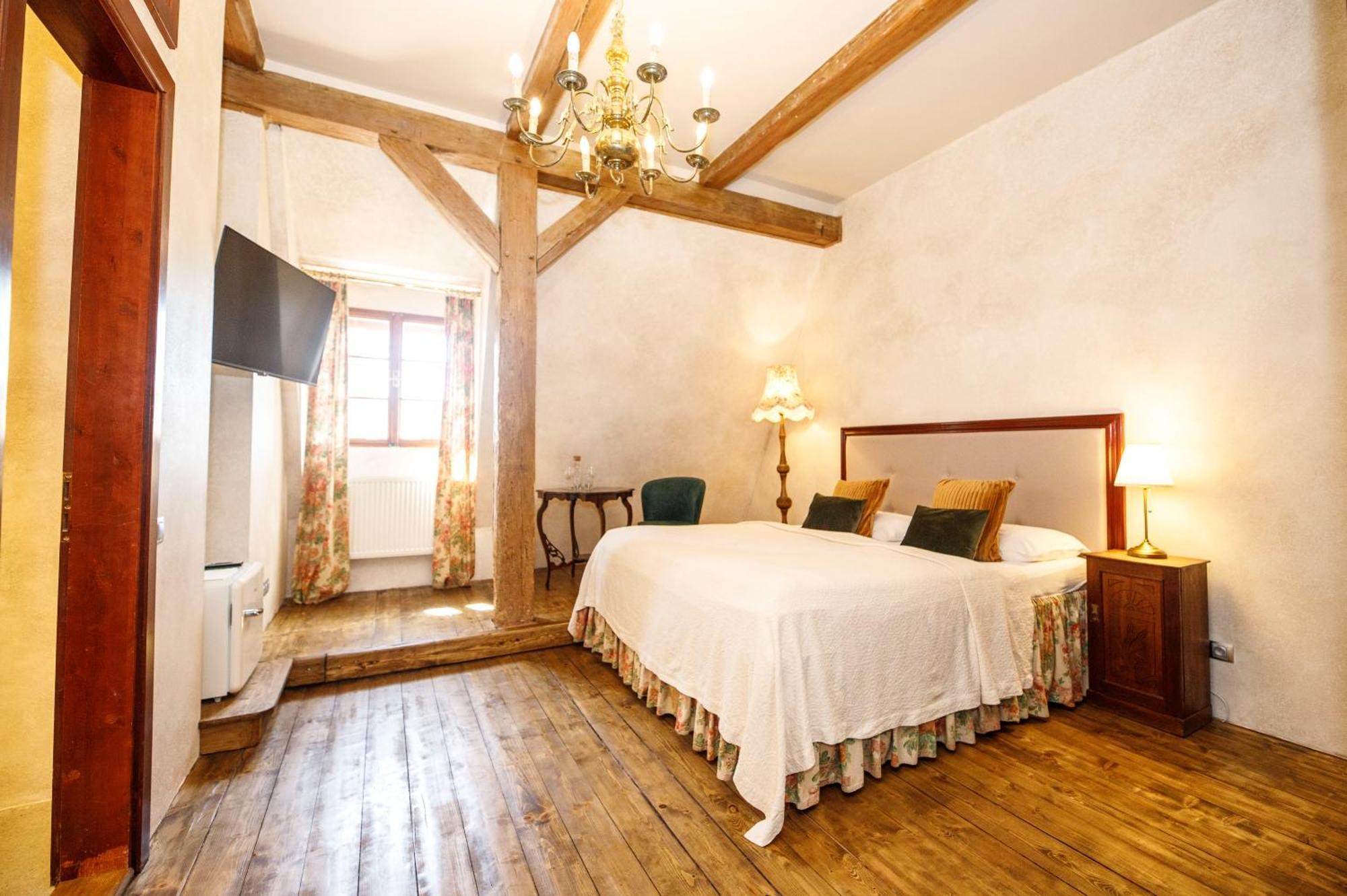 Dvur Pecinov Hotel Benesov (Central Bohemian)