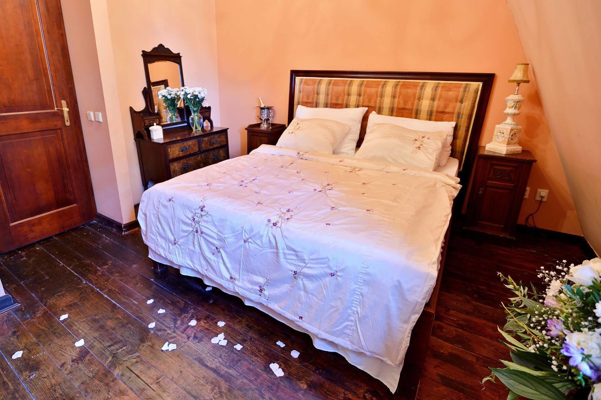 Hotel Dvur Pecinov Benesov (Central Bohemian)
