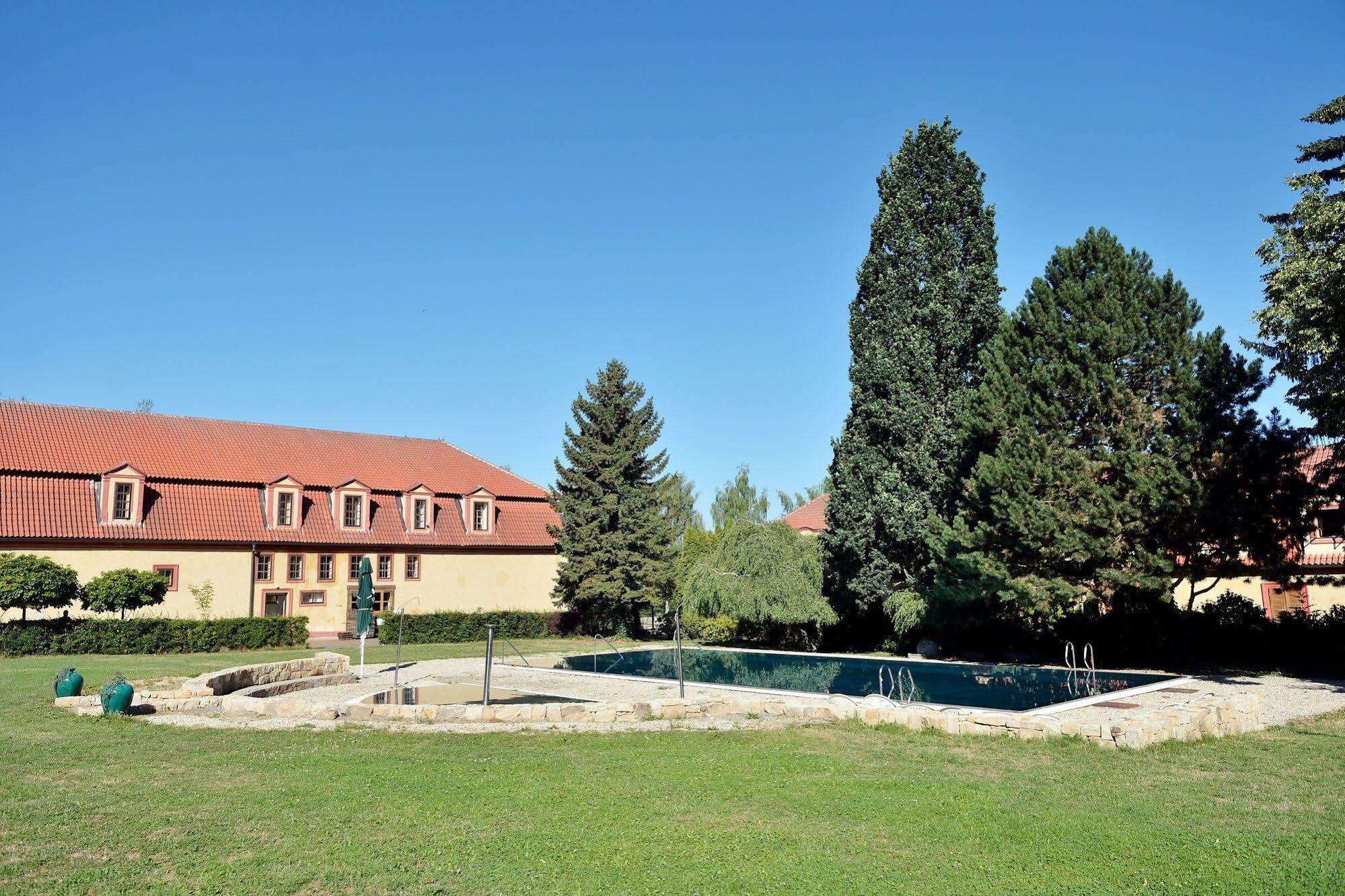 Dvur Pecinov Hotel