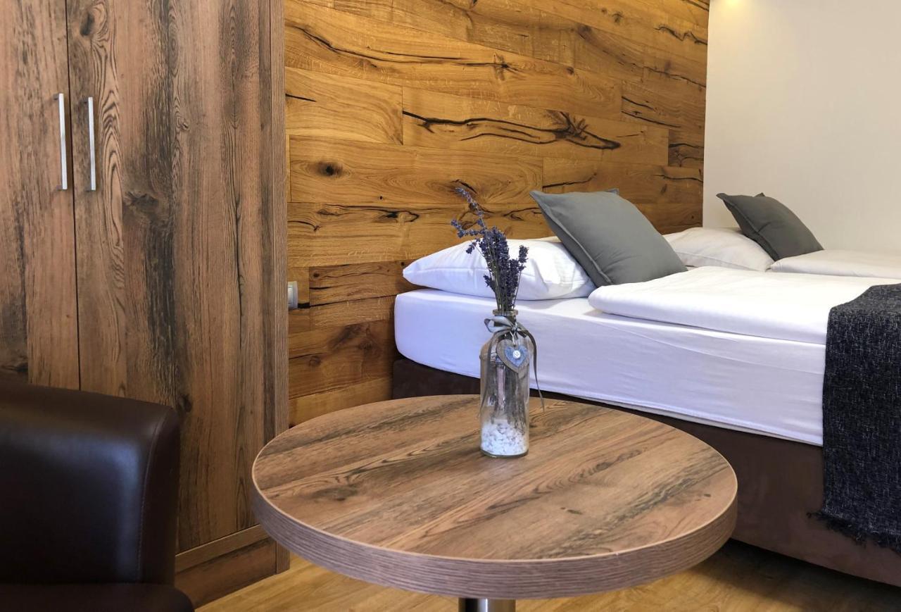 Dvur Pecinov 4*